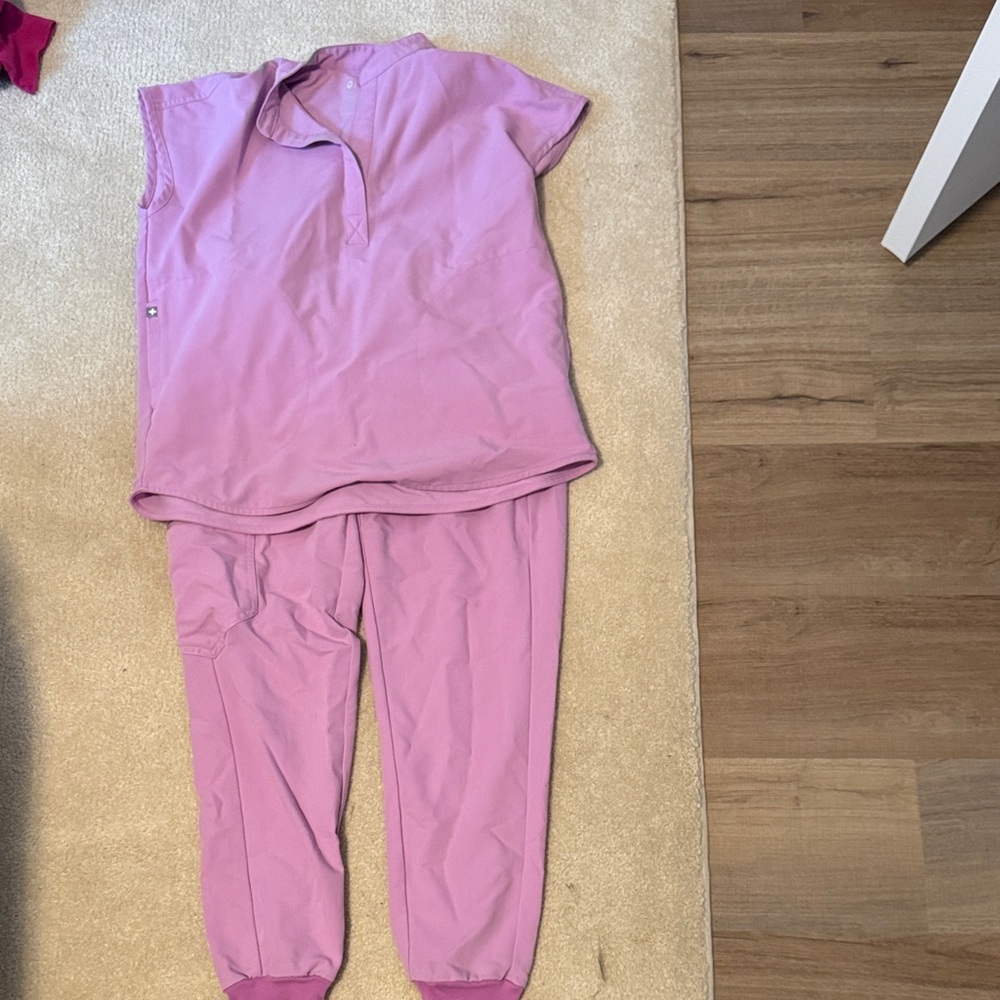 NWOT Figs Lavender Scrub Set ( Rafela top XXS, XS jogger bottoms)